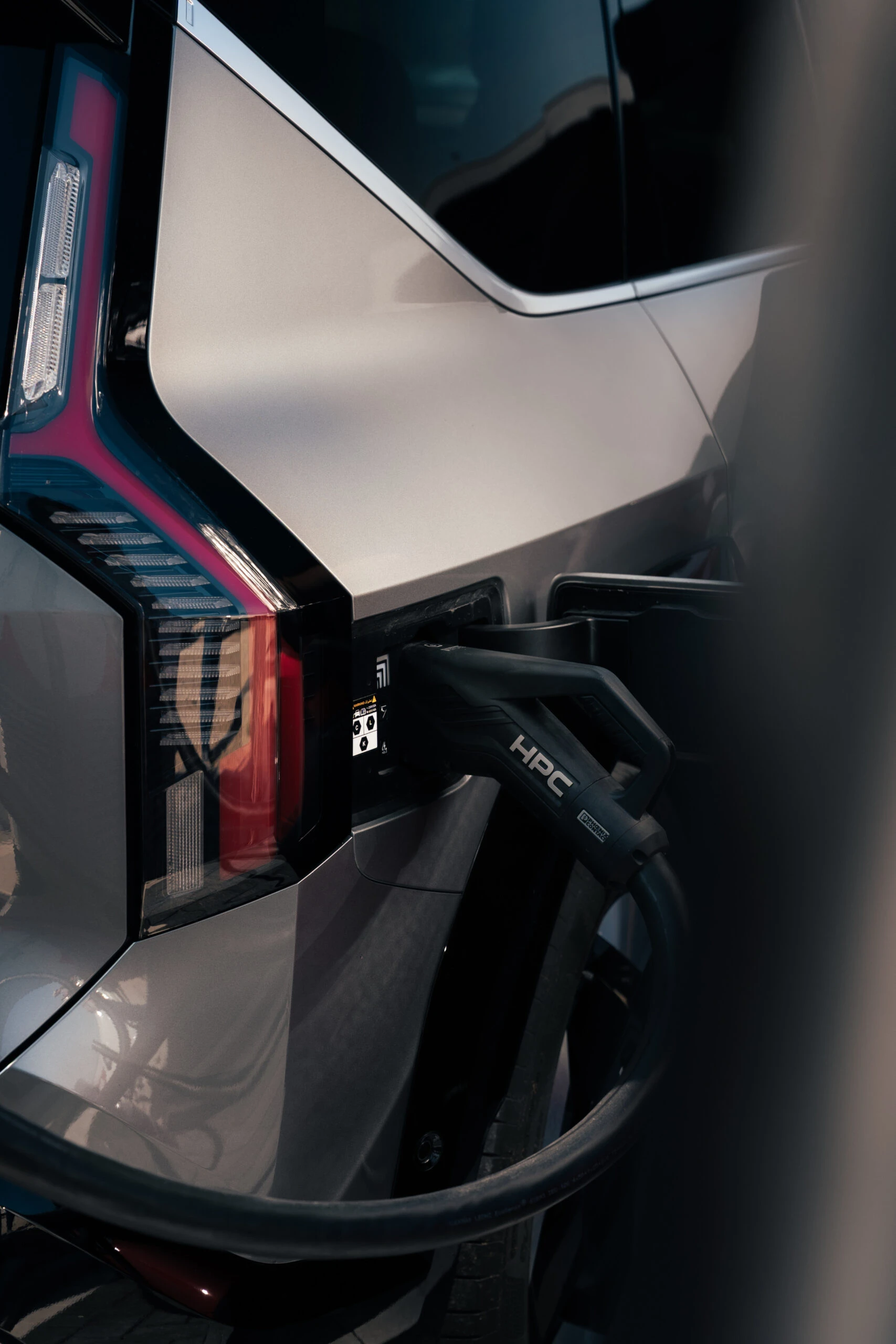 auto die aan het laden is