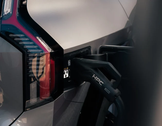 auto die aan het laden is