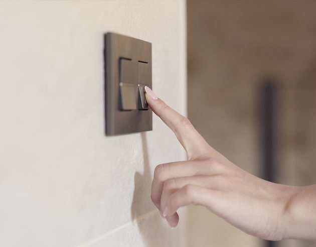 iemand die op een schakelaar duwt