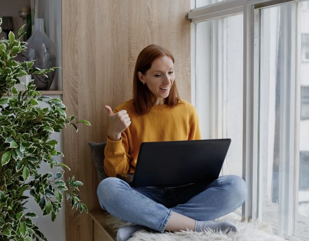 vrouw aan het videobellen op haar laptop