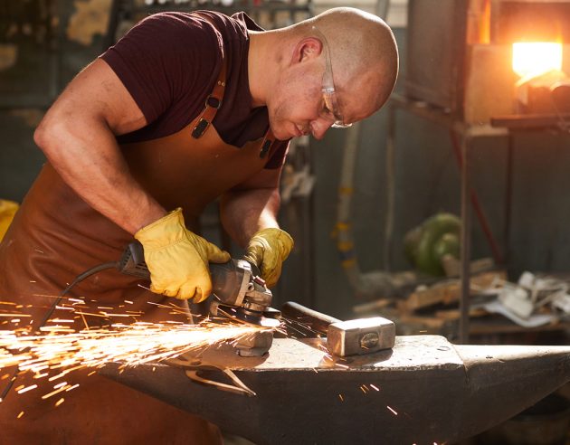 Man aan het werken met een slijpschijf