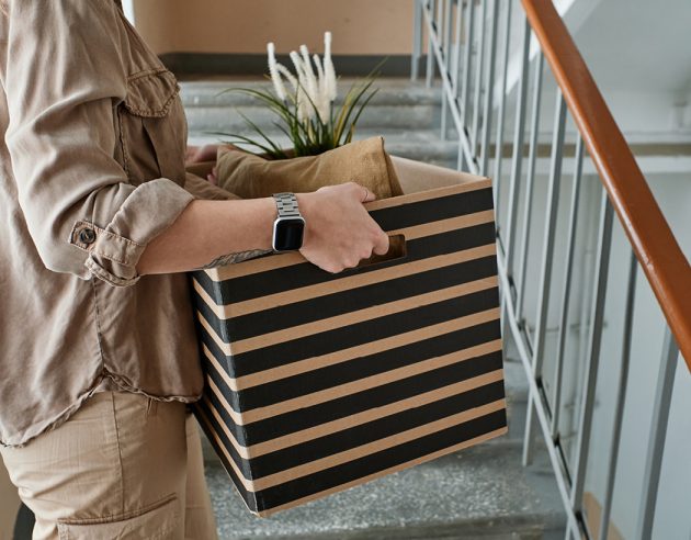 Vrouw met verhuisdoos