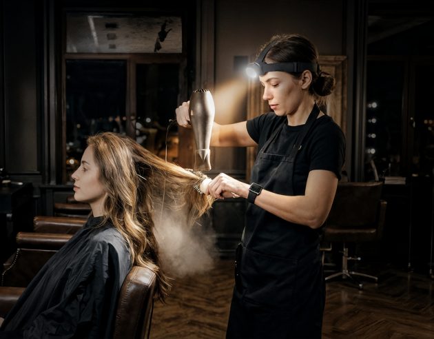 Kapster met een hoofdlamp in het donker