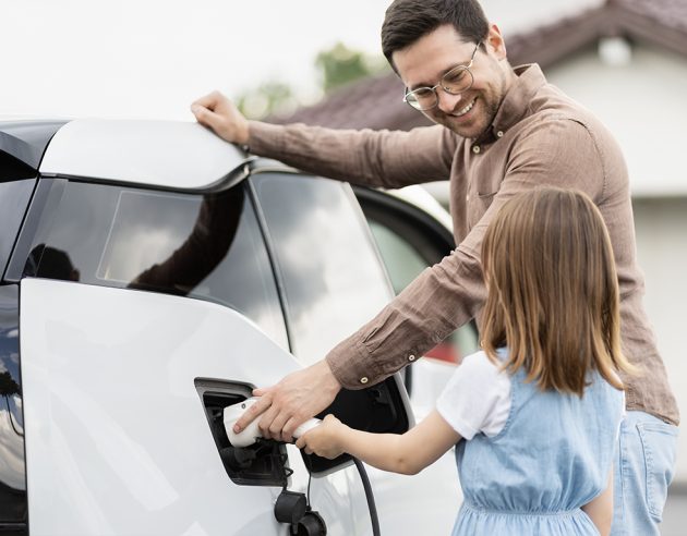 vader en dochter die een autolader insteken