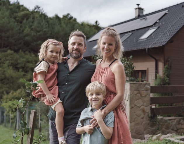 Gezin voor hun huis met zonnepanelen